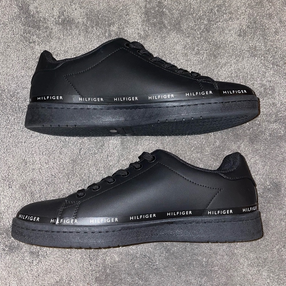 NOWT Tommy Hilfiger Black Pleather Sneakers Size 10.5 - Picture 2 of 5